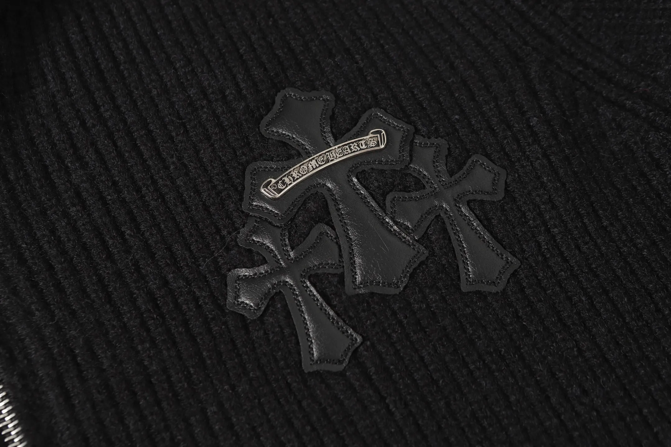 P300 #M905 model -Chrome Hearts/Chrome Hearts Heavy Industry Sanskrit appliquéd embroidered cardigan zipper knitted sweater -High weight, high density and high quality. The wool is soft, delicate and skin-friendly. It feels soft and silky. It has excellent warmth and skin-friendly properties.